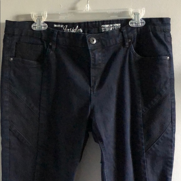 Reitmans navy jeans with designs on thighs - Picture 2 of 5